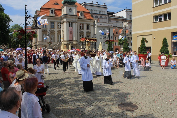 Miejska procesja eucharystyczna w Legnicy