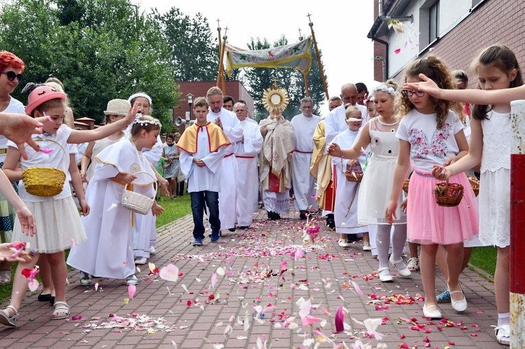 Bp Zadarko: Nigdy pasterz przeciw owcom, nigdy owce przeciw pasterzowi! Boże Ciało w Słupsku