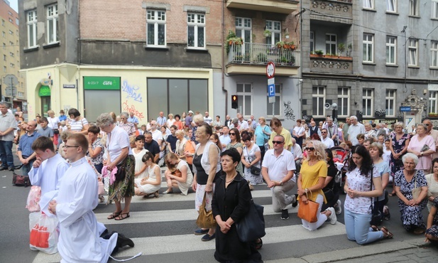 Ulicami śródmieścia Katowic przeszła centralna procesja Bożego Ciała