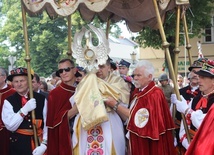 Kapłanów niosących Chrystusa wspomagali m.in. członkowie Konfraterni św. Wiktorii.