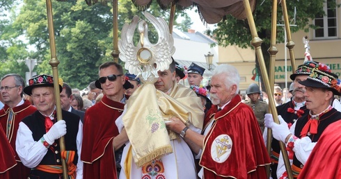 Kapłanów niosących Chrystusa wspomagali m.in. członkowie Konfraterni św. Wiktorii.
