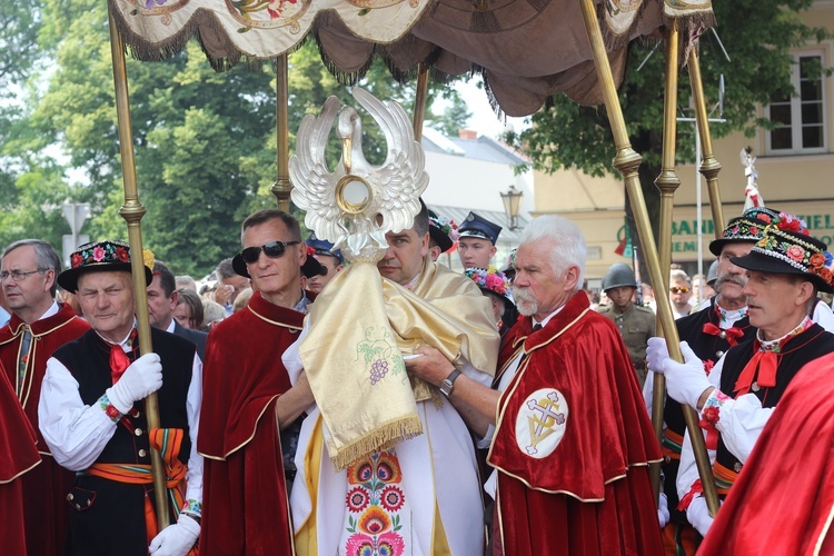 Kapłanów niosących Chrystusa wspomagali m.in. członkowie Konfraterni św. Wiktorii.