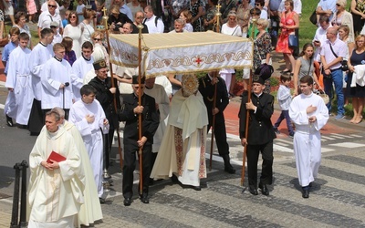 Abp Skworc: Dzięki postawie adoracji stajemy się jedno z Chrystusem