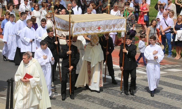 Abp Skworc: Dzięki postawie adoracji stajemy się jedno z Chrystusem