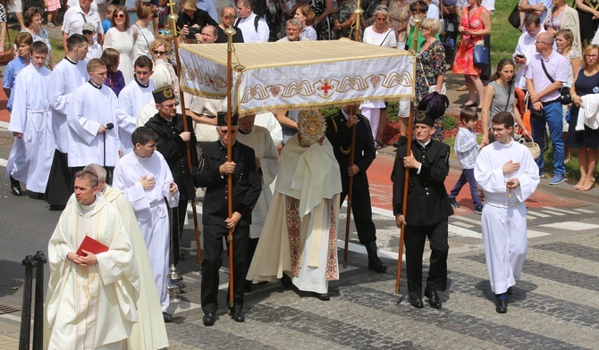 Abp Skworc: Dzięki postawie adoracji stajemy się jedno z Chrystusem