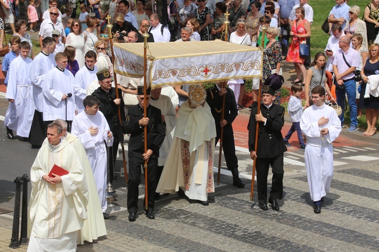 Abp Skworc: Dzięki postawie adoracji stajemy się jedno z Chrystusem