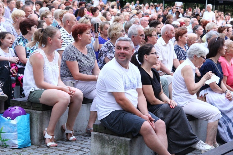 Koncert uwielbienia nad stawami w Oleśnicy