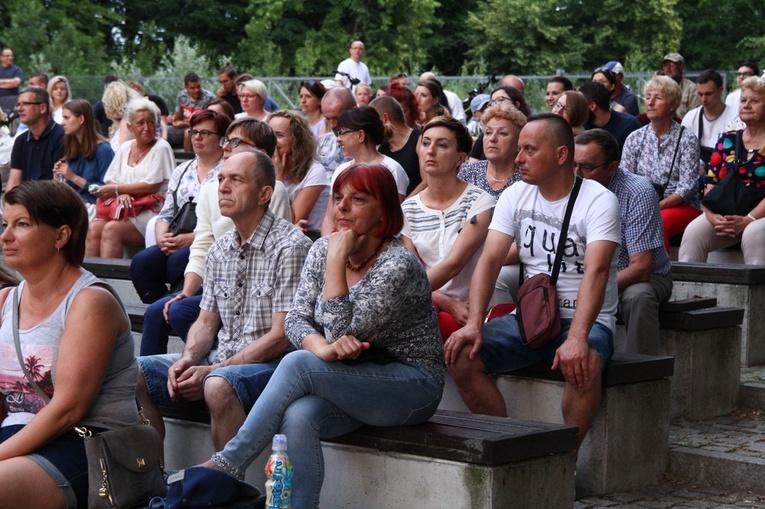 Koncert uwielbienia nad stawami w Oleśnicy