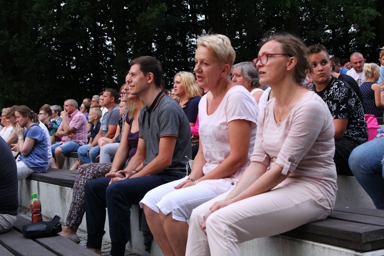 Koncert uwielbienia nad stawami w Oleśnicy