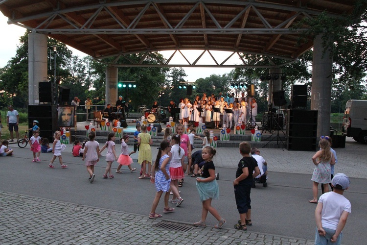 Koncert uwielbienia nad stawami w Oleśnicy