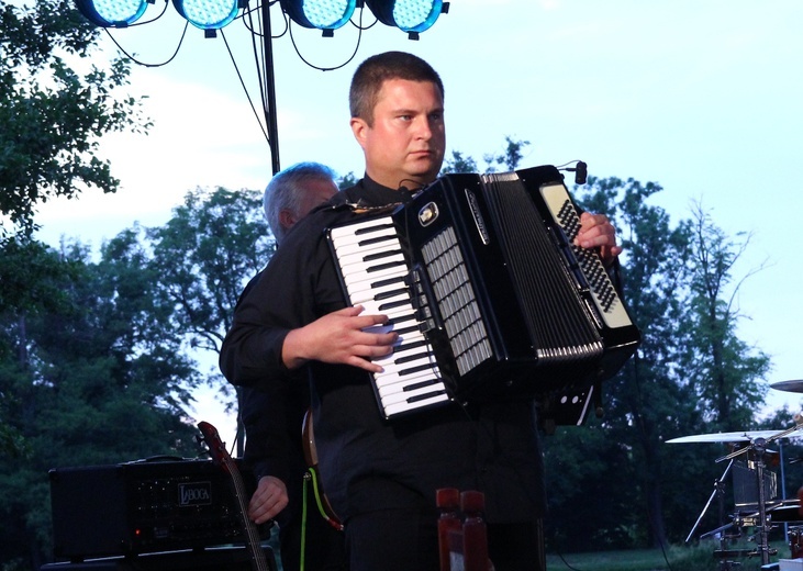 Koncert uwielbienia nad stawami w Oleśnicy