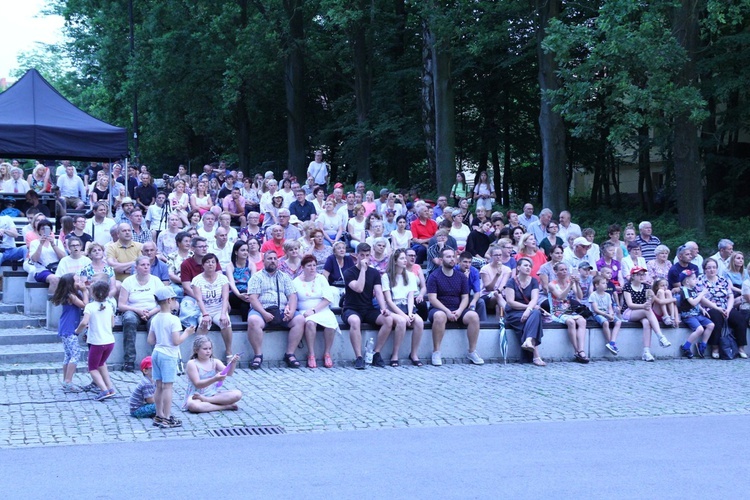 Koncert uwielbienia nad stawami w Oleśnicy