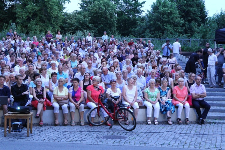 Koncert uwielbienia nad stawami w Oleśnicy