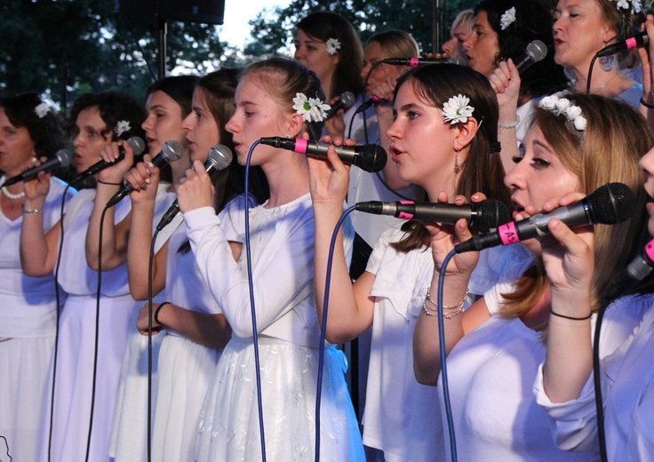 Koncert uwielbienia nad stawami w Oleśnicy