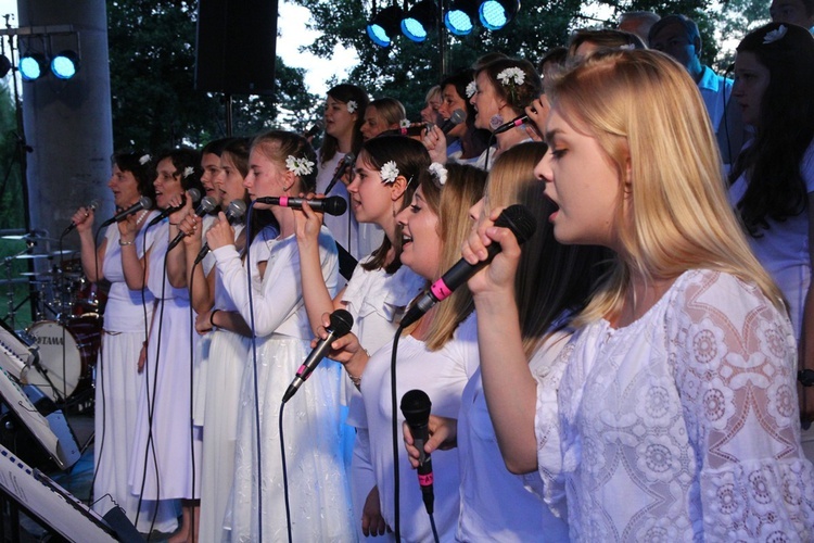 Koncert uwielbienia nad stawami w Oleśnicy