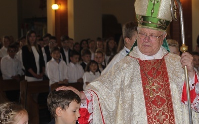 Eucharystię dla uczniów "Klasyka" odprawił bp senior Józef Zawitkowski