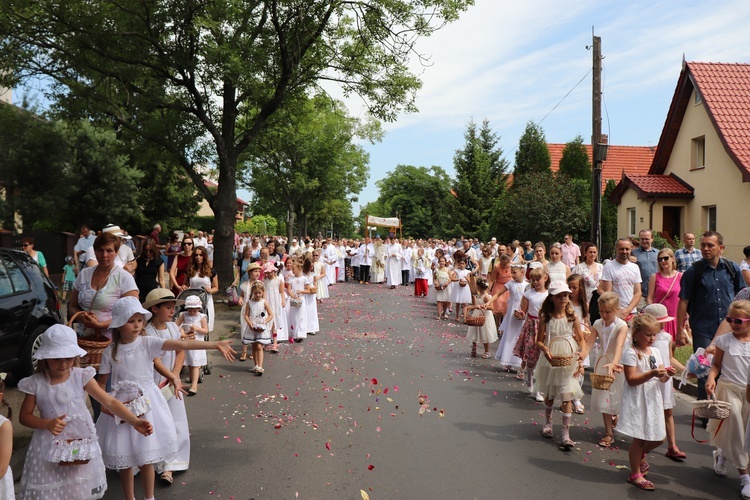 Procesja Bożego Ciała w parafii pw. Andrzeja Apostoła we Wrocławiu-Stabłowicach