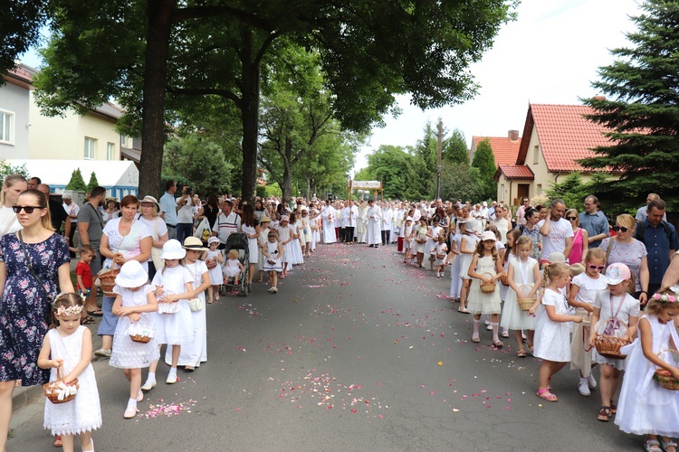 Procesja Bożego Ciała w parafii pw. Andrzeja Apostoła we Wrocławiu-Stabłowicach