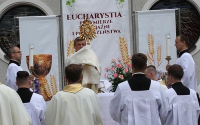 Bp Roman Pindel z Najświętszym Sakramentem przy pierwszym ołtarzu.