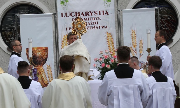 Bp Roman Pindel z Najświętszym Sakramentem przy pierwszym ołtarzu.