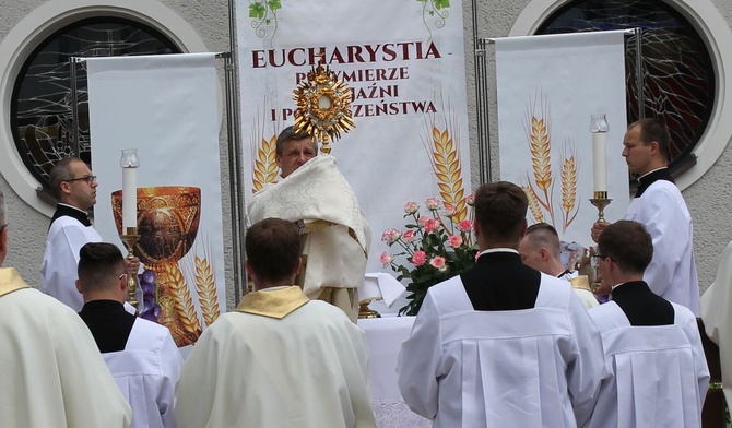 Bp Roman Pindel z Najświętszym Sakramentem przy pierwszym ołtarzu.