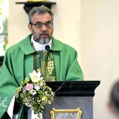Ksiądz Paweł Szajner podczas Mszy św. na zakończenie roku szkolnego modlił się za śp. Kristinę.