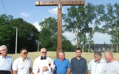 Nowy krzyż dzięki współpracy mieszkańców i władz gimny będzie służył przez kolejne dekady.