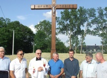 Nowy krzyż dzięki współpracy mieszkańców i władz gimny będzie służył przez kolejne dekady.