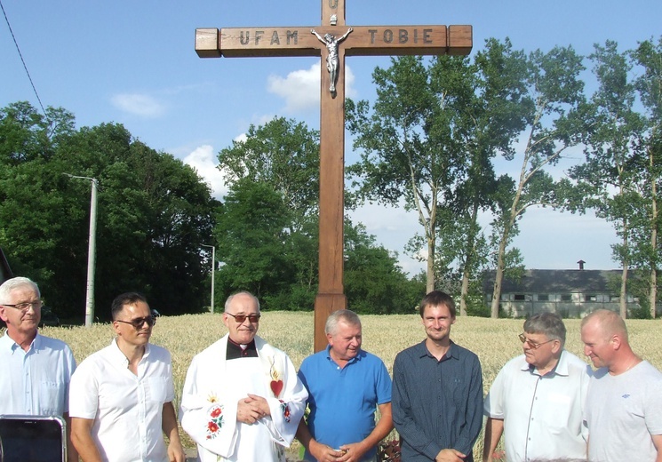 Nowy krzyż dzięki współpracy mieszkańców i władz gimny będzie służył przez kolejne dekady.