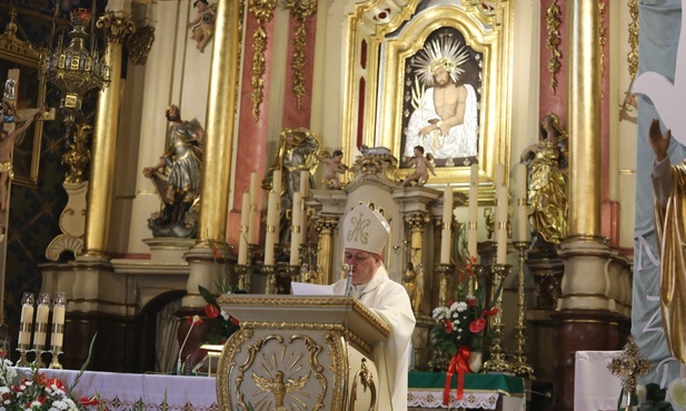 Z pielgrzymami modlił się bp Piotr Greger.