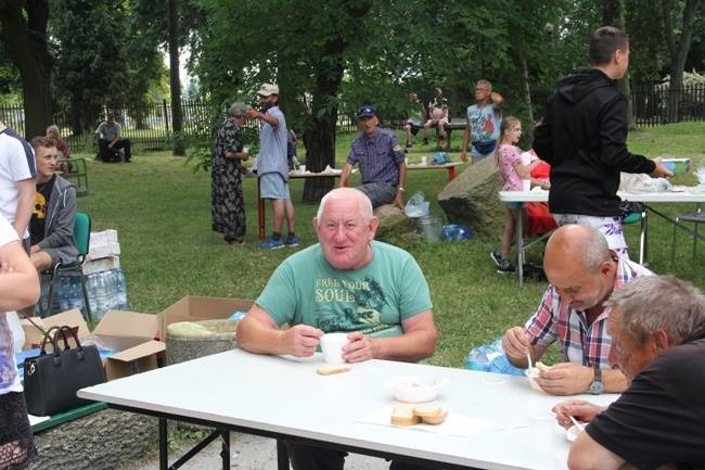 Piknik dla młodych oraz dla bezdomnych