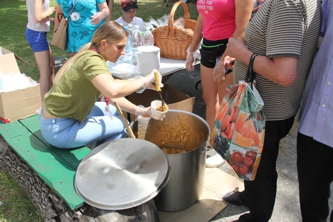 Piknik dla młodych oraz dla bezdomnych