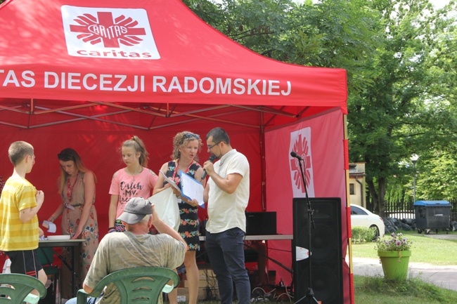 Piknik dla młodych oraz dla bezdomnych