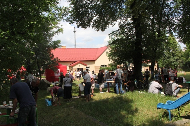 Piknik dla młodych oraz dla bezdomnych