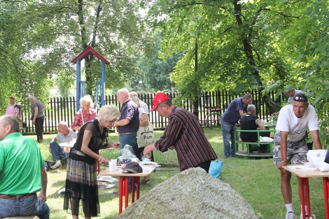 Piknik dla młodych oraz dla bezdomnych