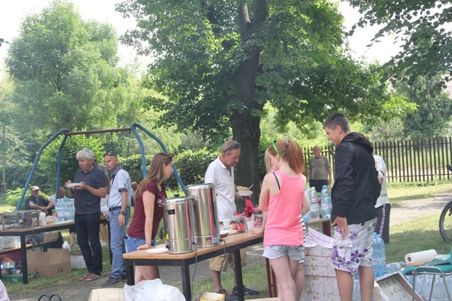 Piknik dla młodych oraz dla bezdomnych