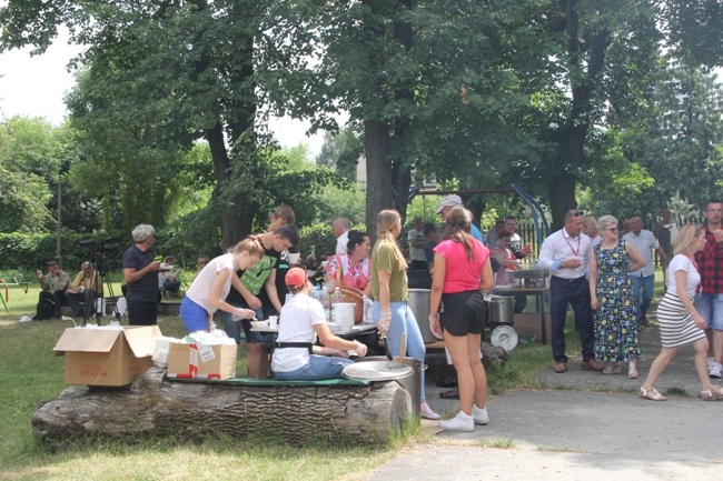 Piknik dla młodych oraz dla bezdomnych