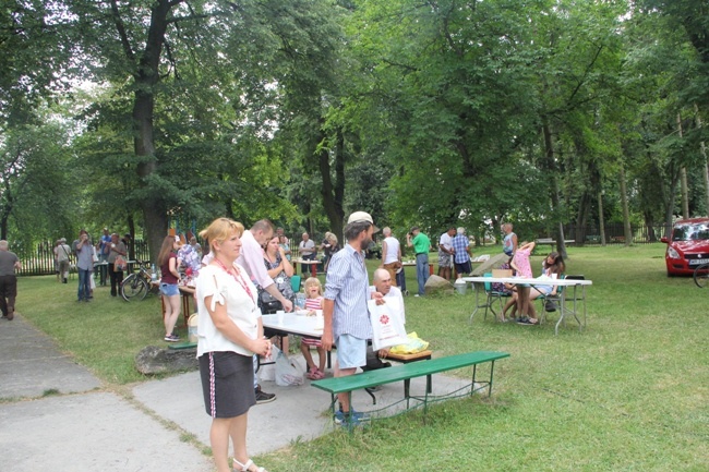 Piknik dla młodych oraz dla bezdomnych