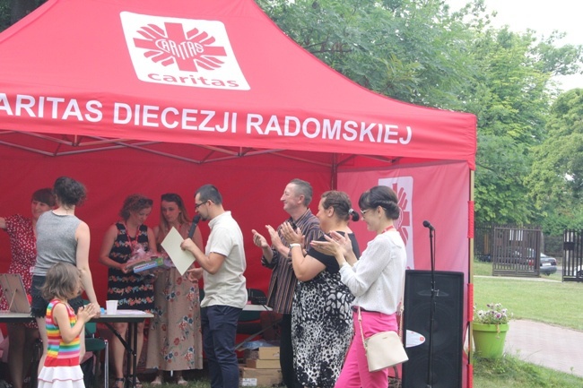 Piknik dla młodych oraz dla bezdomnych