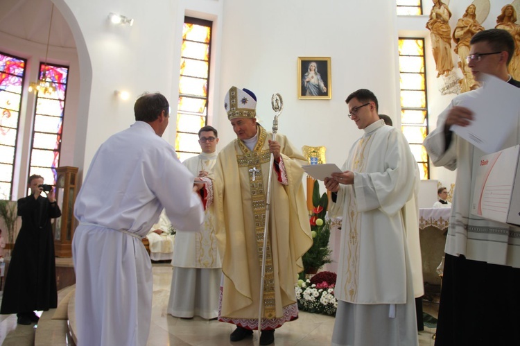 Tarnów. Nadzwyczajni szafarze Komunii św. w kościele bł. Karoliny