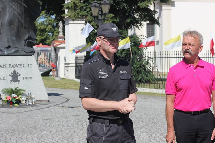 Pielgrzymka biegowa funkcjonariuszy ZK w Łowiczu na Jasną Górę