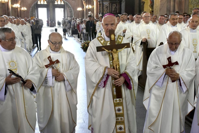 Msza św. i benefis z okazji 50-lecia kapłaństwa bp. Ignacego Deca