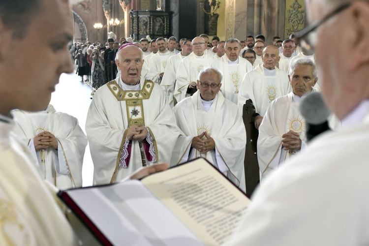 Msza św. i benefis z okazji 50-lecia kapłaństwa bp. Ignacego Deca