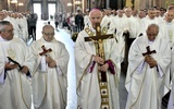 Biskup i jego koledzy z seminarium otrzymali pamiątkowe krzyże.