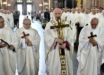 Biskup i jego koledzy z seminarium otrzymali pamiątkowe krzyże.