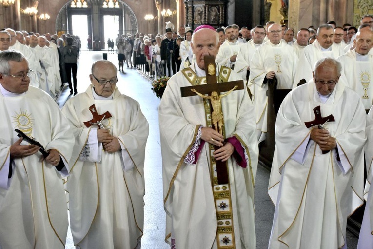 Biskup i jego koledzy z seminarium otrzymali pamiątkowe krzyże.