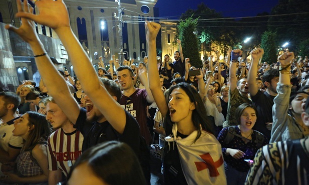 Setki osób protestowały w sobotę wieczorem w Tbilisi przeciwko rosnącym wpływom Rosji w Gruzji