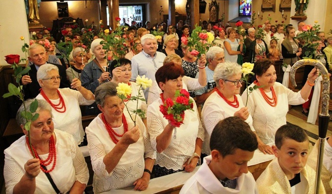 Błogosławienie róż - atrybutu św. Rity - które zostaną zaniesione chorym.