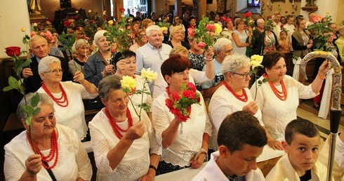 Błogosławienie róż - atrybutu św. Rity - które zostaną zaniesione chorym.