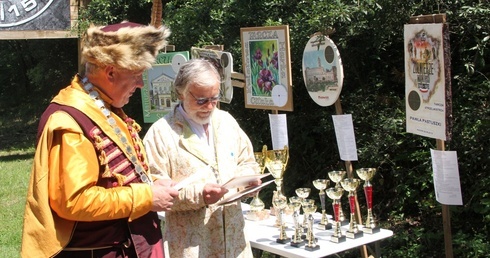 Za chwilę dyplomy i puchary będą wręczać Kazimierz Woźniak (z lewej) i Mariusz Fogiel.